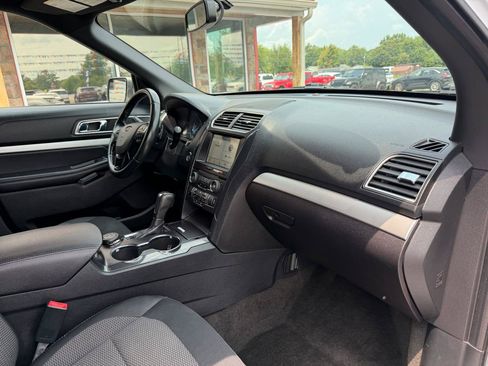 Used 2017 Ford Explorer XLT w/ Equipment Group 201A AWD/4WD image 26