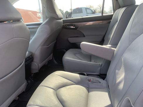 Used 2024 Toyota Highlander Platinum image 26