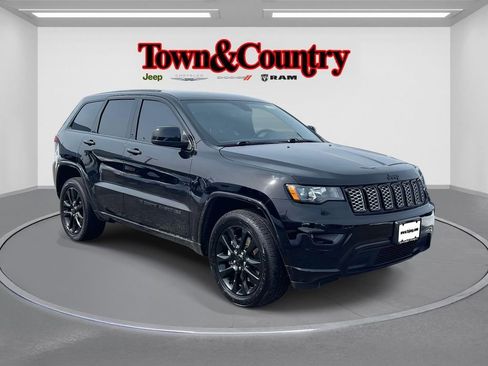 Used 2022 Jeep Grand Cherokee Laredo X image 1