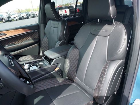 New 2026 Jeep Grand Cherokee Summit w/ Obsidian Package image 17