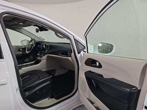 Used 2021 Chrysler Pacifica Limited image 12