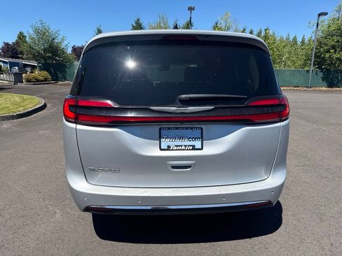 Used 2024 Chrysler Pacifica Touring-L FWD image 7