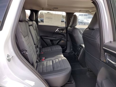 New 2026 Mitsubishi Outlander SE image 11