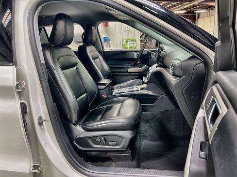Used 2022 Ford Explorer XLT w/ Equipment Group 202A image 29