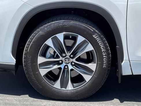 Certified 2024 Toyota Highlander XLE FWD image 36