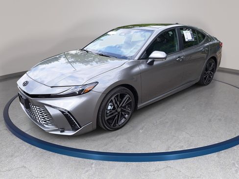 Used 2025 Toyota Camry XSE FWD image 1