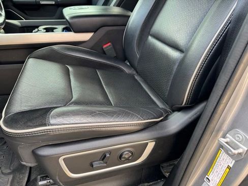 Used 2019 RAM 1500 Laramie AWD/4WD image 9