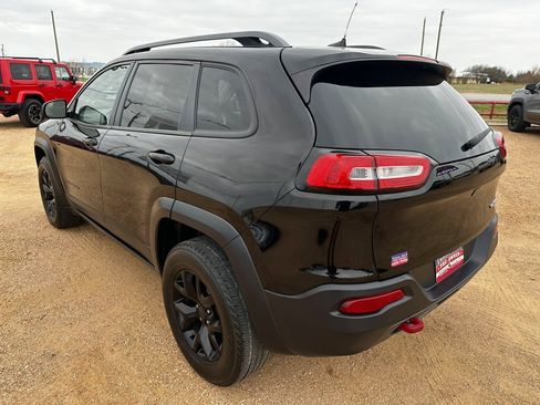 Used 2017 Jeep Cherokee Trailhawk image 9