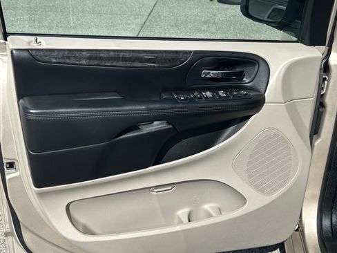 Used 2014 Dodge Grand Caravan SXT FWD image 4