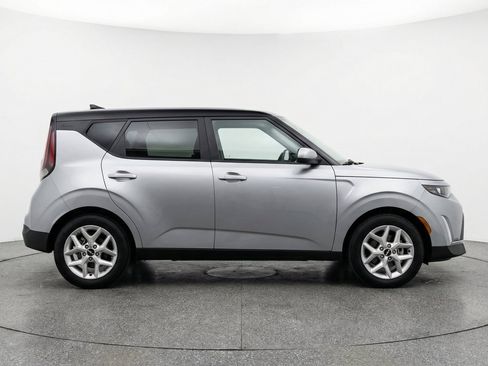 Used 2025 Kia Soul LX w/ LX Technology Package FWD image 11