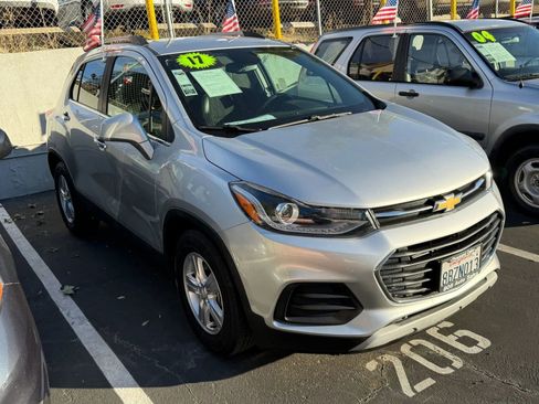 Used 2017 Chevrolet Trax LT w/ LT Convenience Package FWD image 2