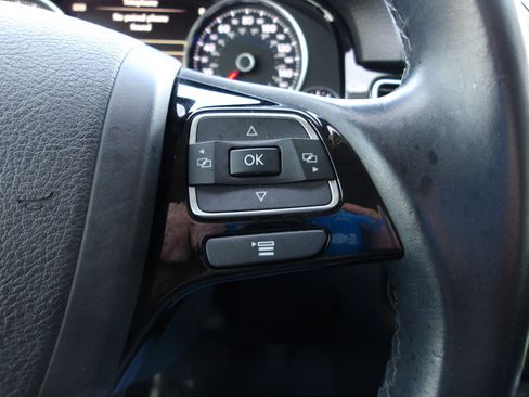 Used 2015 Volkswagen Touareg Sport image 16