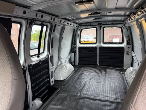 Used 2018 Chevrolet Express 2500 RWD image 23