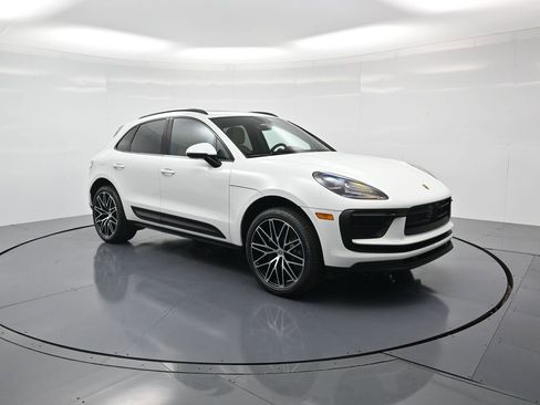 Certified 2026 Porsche Macan AWD/4WD image 32