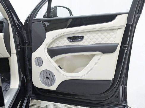 Used 2024 Bentley Bentayga Plug-In Hybrid image 44