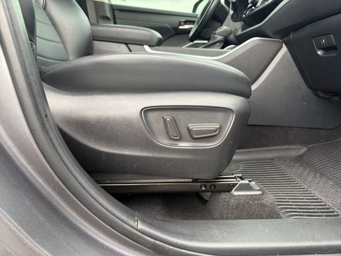 Used 2023 Toyota Highlander XLE AWD/4WD image 13