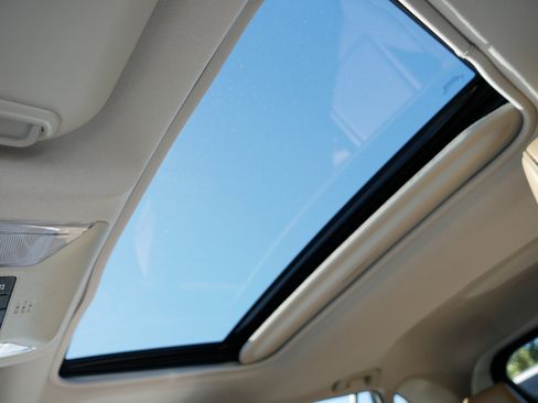 Used 2021 Toyota RAV4 XLE Premium image 32