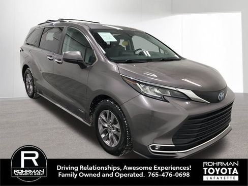 Used 2021 Toyota Sienna XLE image 9