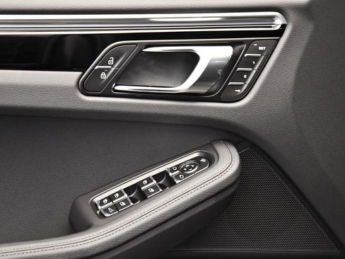 Used 2025 Porsche Macan image 34