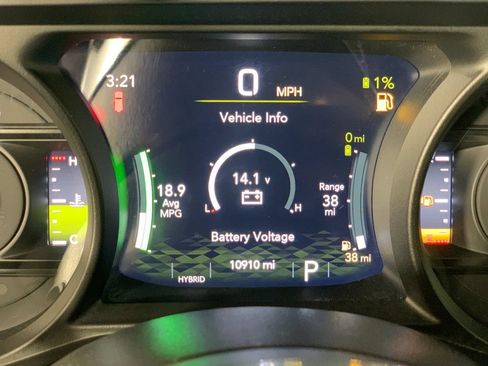 Used 2025 Jeep Wrangler Unlimited Sahara AWD/4WD image 23