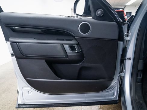 Used 2018 Land Rover Discovery SE image 16