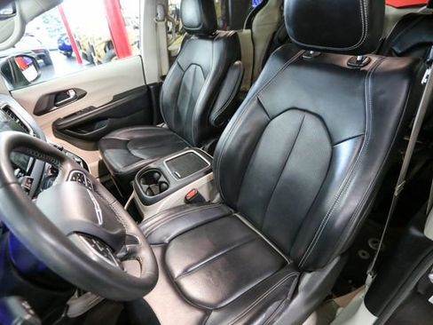 Used 2023 Chrysler Pacifica Touring-L FWD image 4