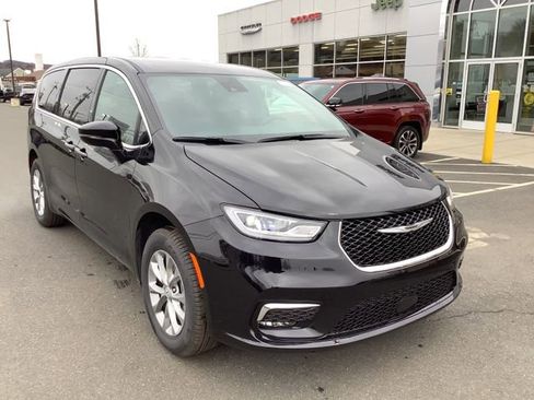 New 2026 Chrysler Pacifica Select image 2