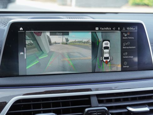 Used 2021 BMW 740i w/ Premium Package RWD image 24