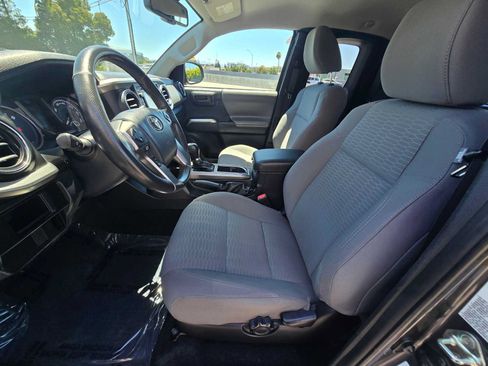 Used 2017 Toyota Tacoma SR5 AWD/4WD image 17