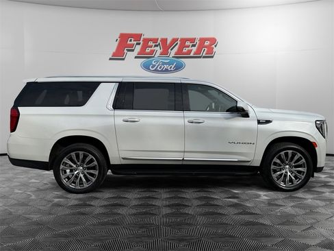 Used 2022 GMC Yukon XL SLT w/ SLT Premium Package image 6