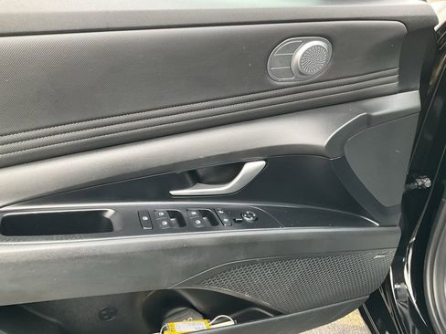 Used 2023 Hyundai Elantra Limited image 17