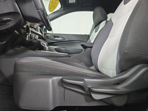 Certified 2024 Chevrolet Trax RS w/ Sunroof Package FWD image 30