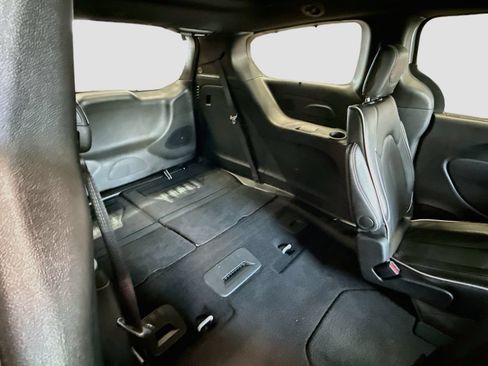 Used 2025 Chrysler Pacifica Limited FWD image 28