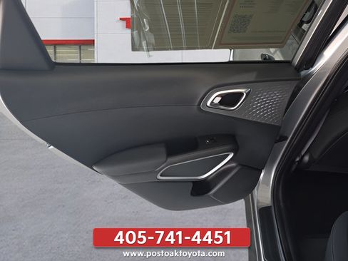 Used 2025 Kia Soul LX w/ LX Technology Package FWD image 23