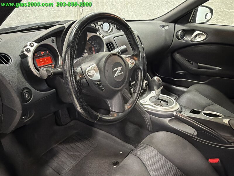 Used 2016 Nissan 370Z Coupe RWD image 3