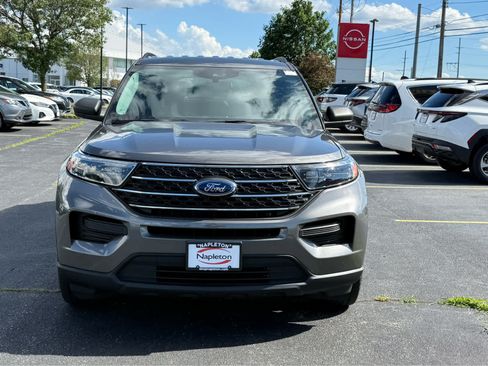 Used 2023 Ford Explorer XLT AWD/4WD image 2