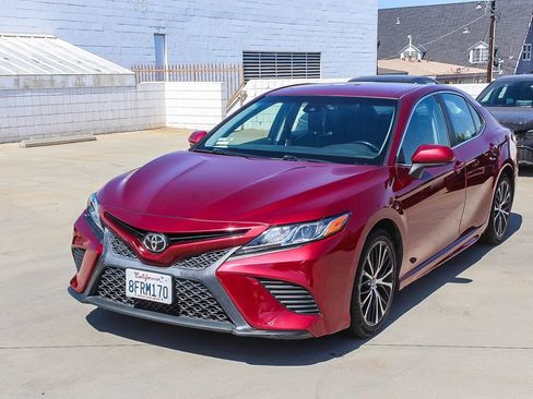 Used 2018 Toyota Camry SE FWD image 3