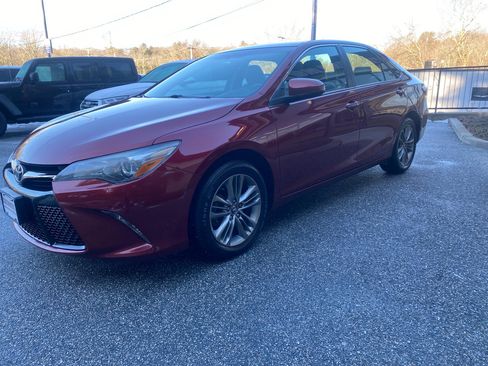 Used 2017 Toyota Camry SE image 4