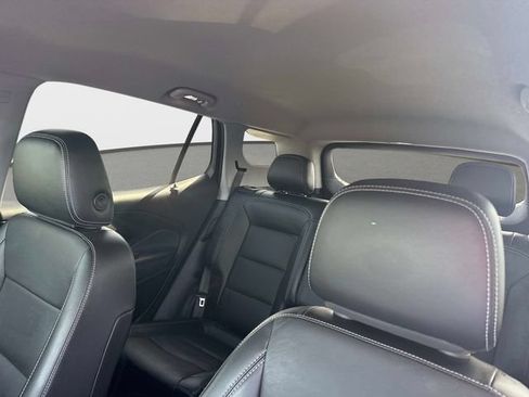 Used 2023 GMC Terrain SLT w/ Tech Package FWD image 17