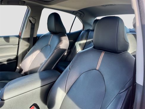 Used 2020 Toyota Camry XLE image 21