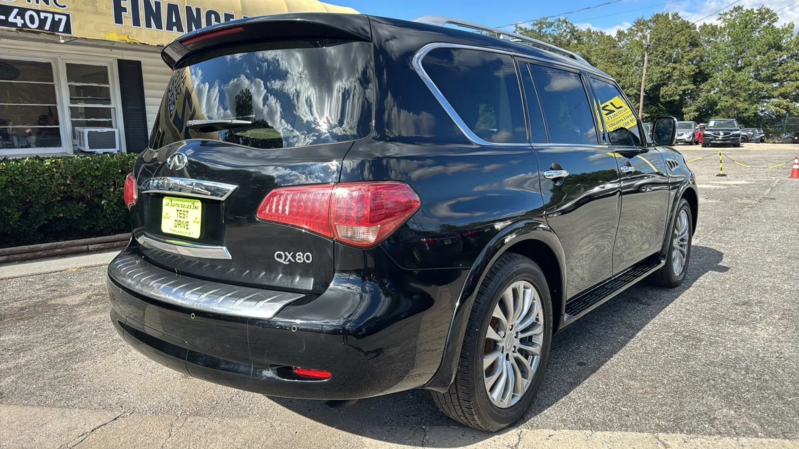Used 2016 INFINITI QX80 4WD w/ Deluxe Technology Package image 3