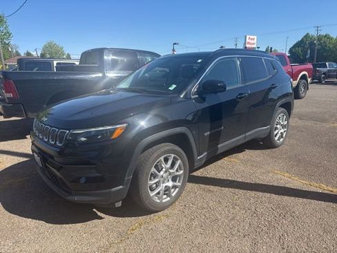 Used 2022 Jeep Compass Latitude w/ Sun and Sound Group AWD/4WD image 2