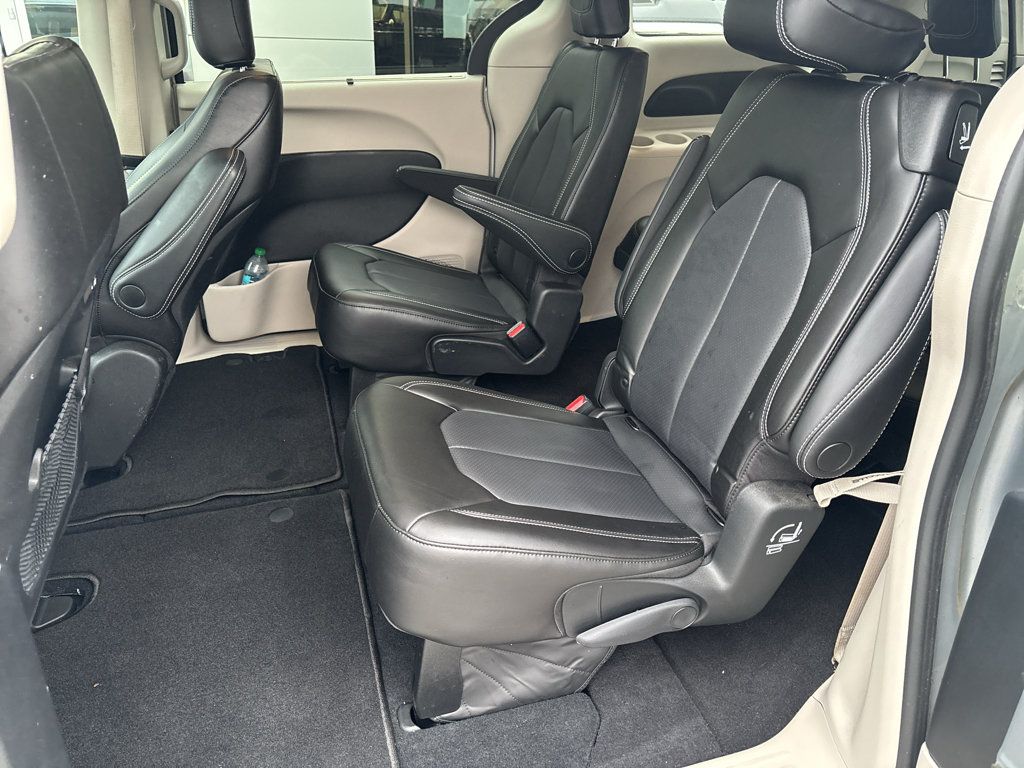 Used 2023 Chrysler Pacifica Touring-L FWD image 18