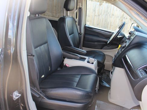 Used 2016 Chrysler Town & Country Touring w/ Driver Convenience Group image 38
