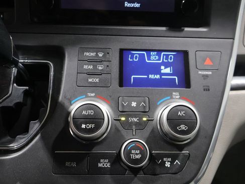Used 2015 Toyota Sienna XLE AWD/4WD image 26