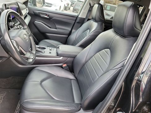 Used 2023 Toyota Highlander XLE image 16