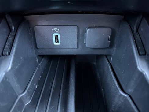 Used 2018 Ford Explorer XLT w/ Equipment Group 202A AWD/4WD image 31