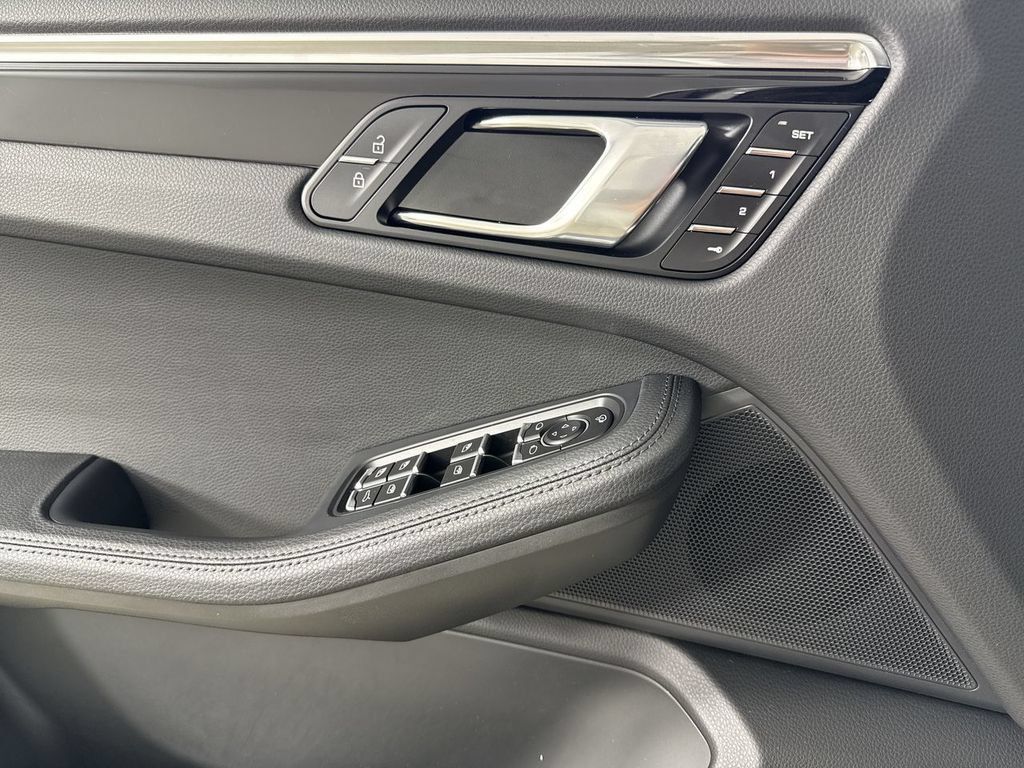 Certified 2025 Porsche Macan AWD/4WD image 34