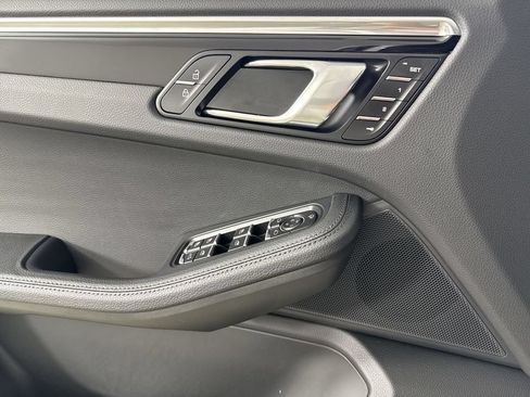 Certified 2025 Porsche Macan AWD/4WD image 34