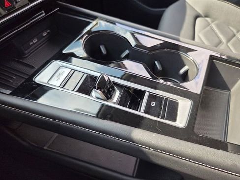 Used 2025 Volkswagen Atlas SE image 30